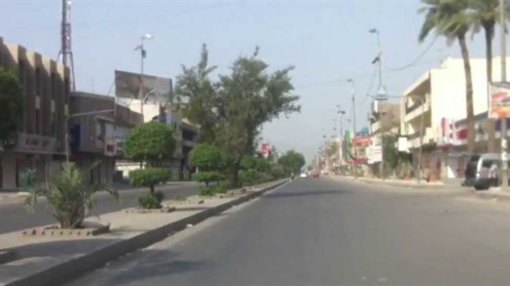 بالصور.. تخسف عميق في شارع الكرادة خارج والامانة تنوه عن قطع جزء منه