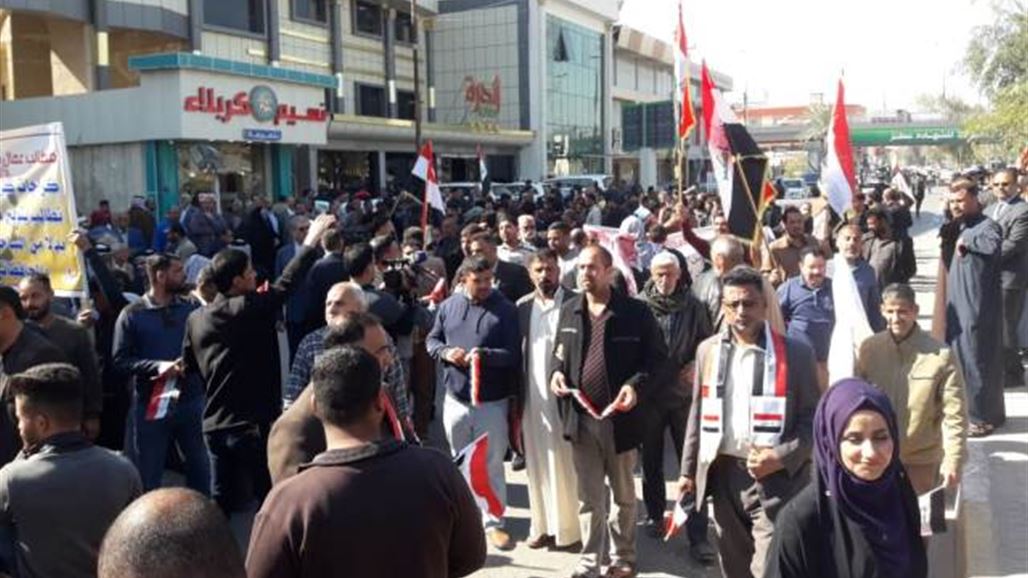 عمال كربلاء يتظاهرون وسط المحافظة للمطالبة بزيادة اجورهم