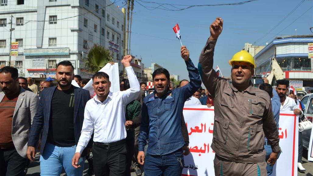 العشرات يتظاهرون في البصرة للمطالبة بحماية المنتج الوطني ودعم الصناعة