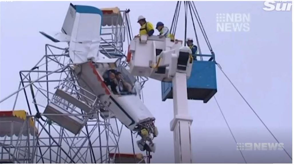 لحظة مرعبة لاصطدام طائرة بلعبة ملاهي