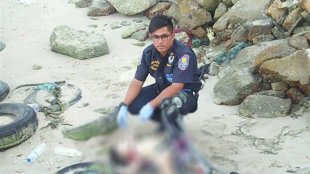 أب لا يريد أطفالاً... ربط ابنه بعربة ورماه بالبحر