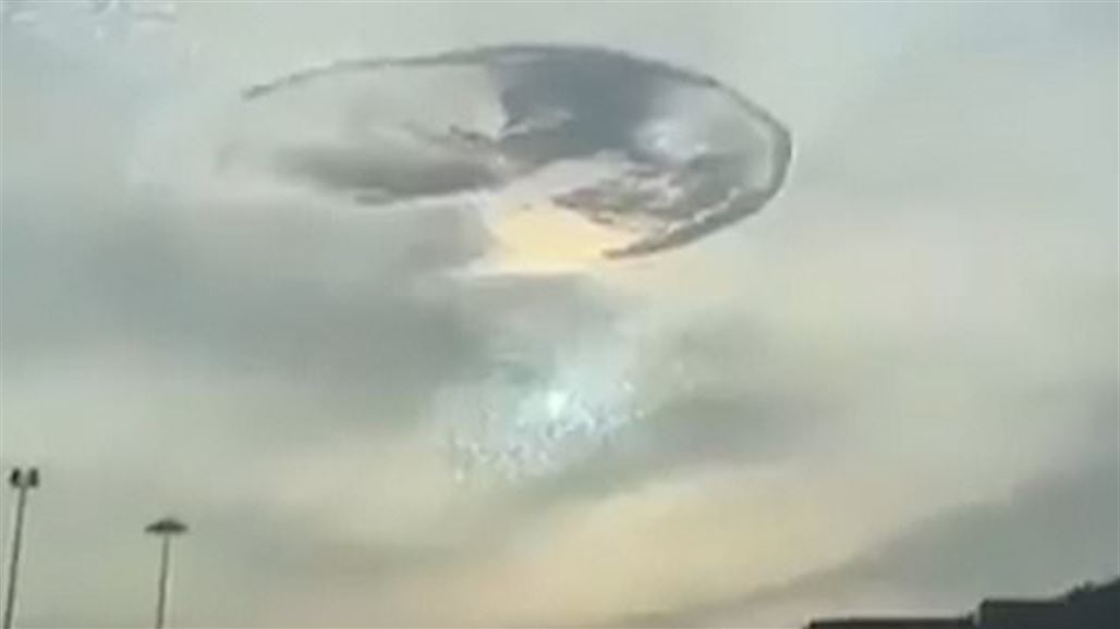 ثقب غامض في سماء الإمارات يثير ذعر المواطنين (فيديو)
