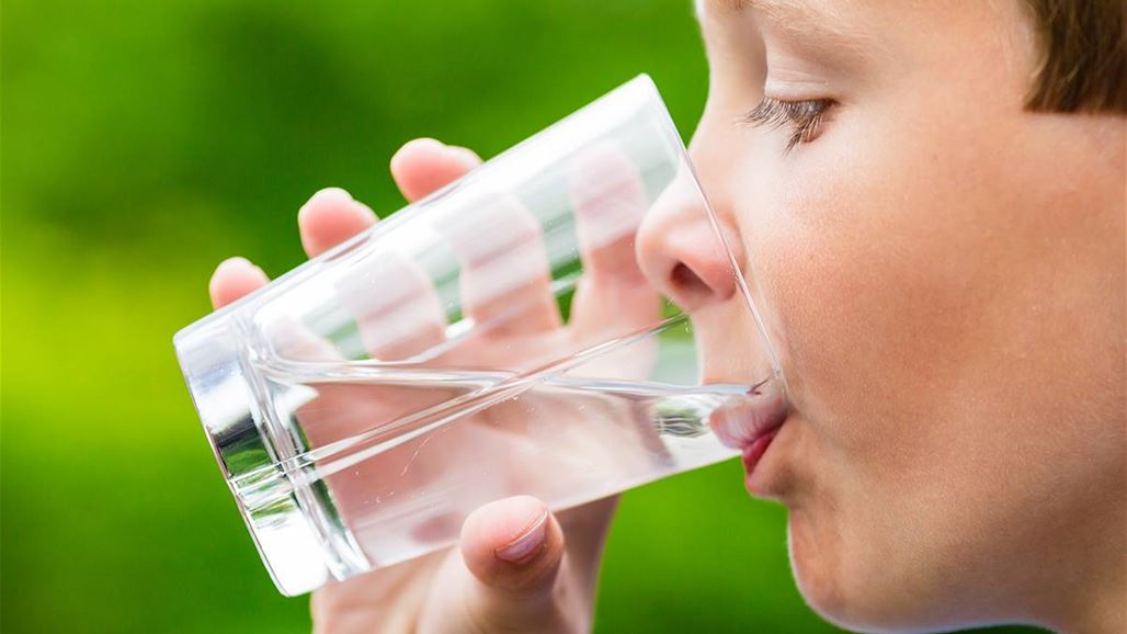 بهذه الخطوات ستساعد طفلك على شرب المزيد من الماء
