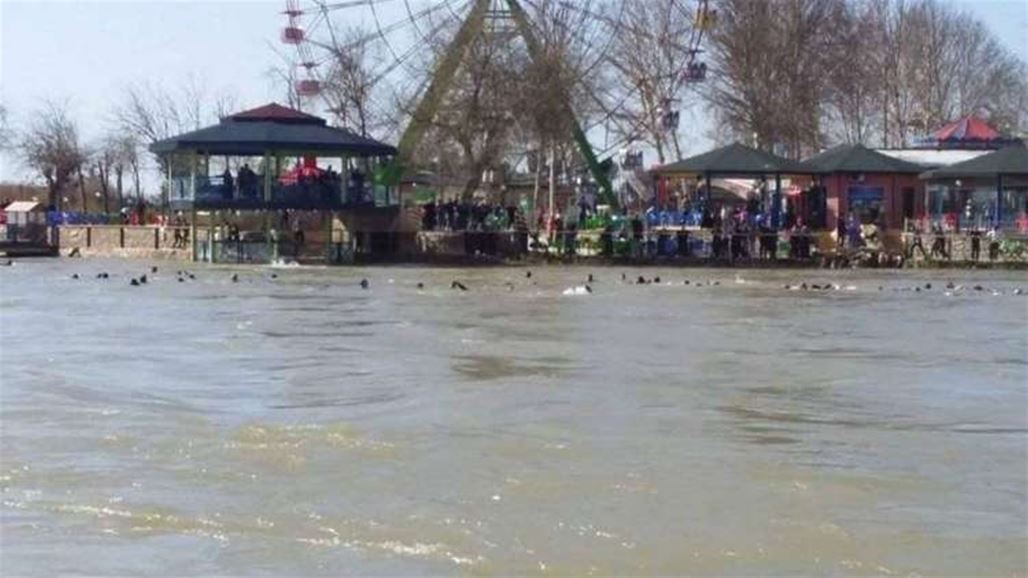 بالصور.. ذوو ضحايا حادثة عبارة الموصل امام الطب العدلي