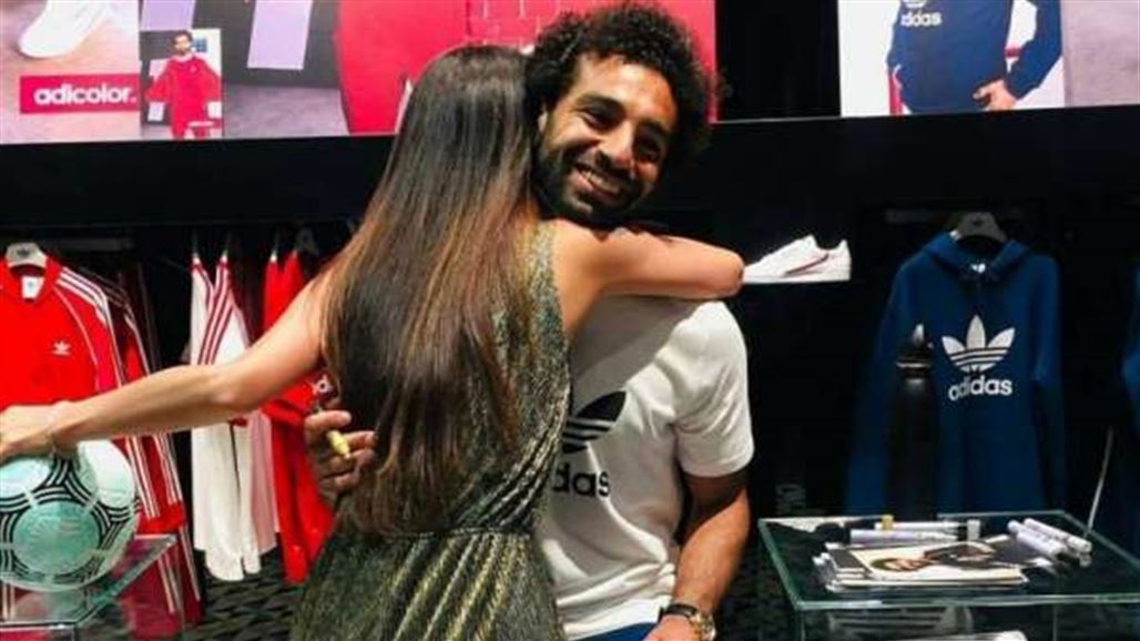 فتاة تحضن محمد صلاح وتثير غضب جمهوره