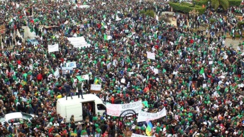 آلاف المتظاهرين يحتشدون وسط العاصمة الجزائرية