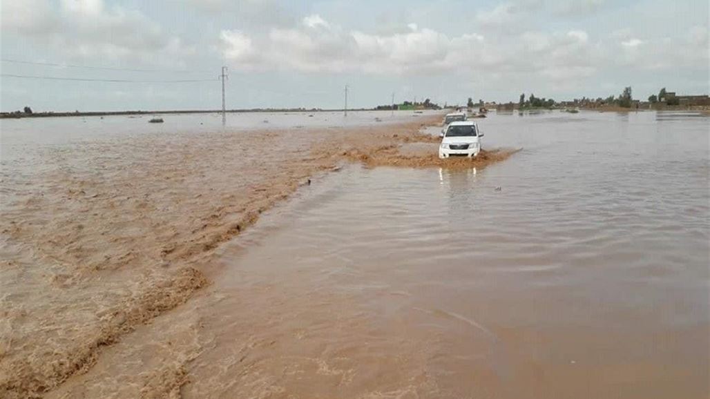 السيول تقطع طريقا رئيسيا بين محافظتين