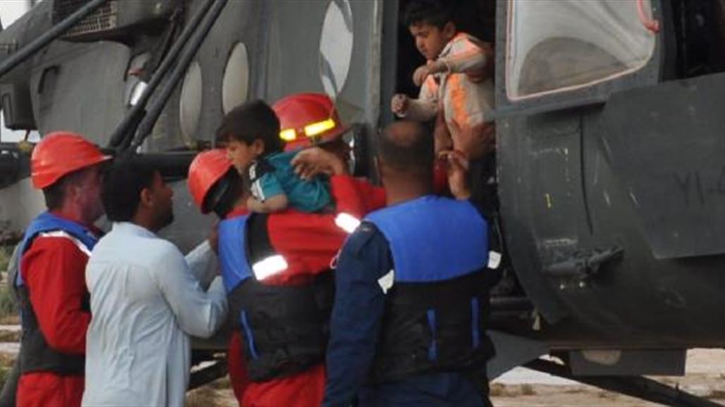 الدفاع المدني يعلن انقاذ عائلة محاصرة وسط السيول في ميسان