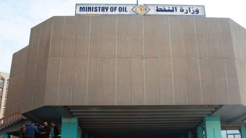 تظاهرة لمهندسي النفط امام الوزارة ولافتات تنوه الى اعتصام مفتوح.. صور