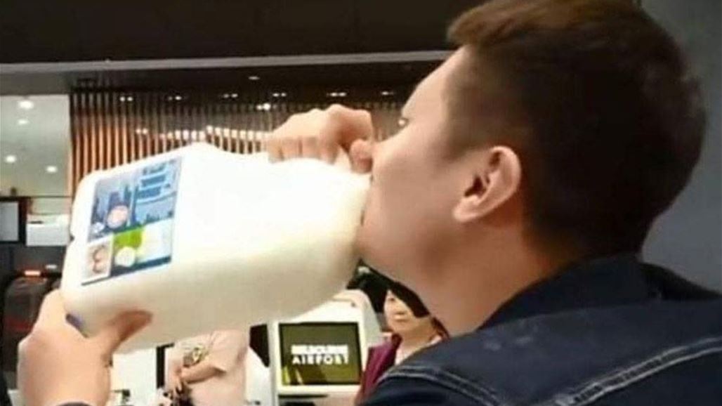 سائح صيني يتحدى شرطي المطار ويشرب 3 لترات من الحليب