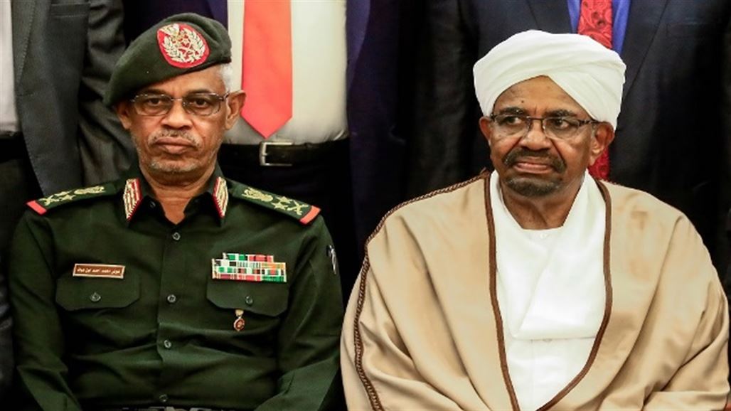 صحيفة سودانية تتهم بن عوف بالاتفاق مع "رفيق دربه" البشير على الانقلاب