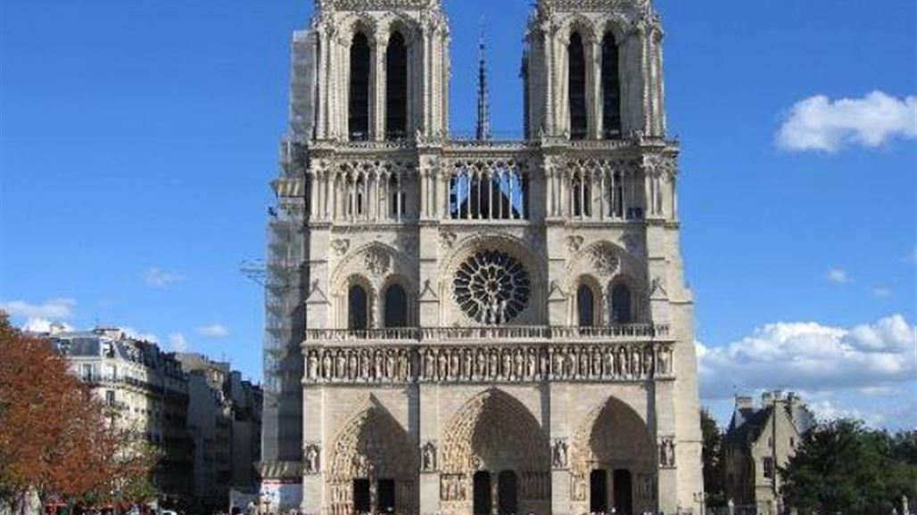 انهيار برج كاتدرائية نوتردام التاريخي في باريس