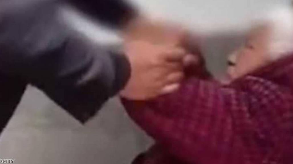 بالفيديو: شابان سعوديان يضربان رجل وسيدة على طريق عام