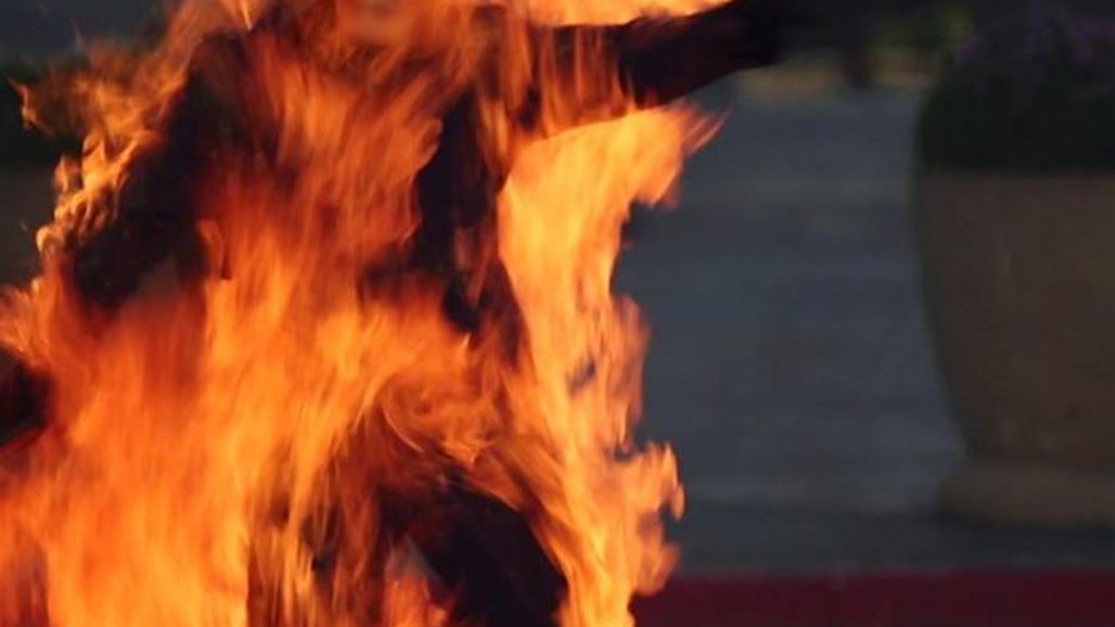 تحرق زوجها حيا... والسبب لون بشرته!