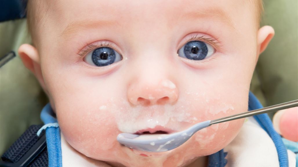 ما يكشفه وجه الطفل عند تقديم الطعام له (صور)