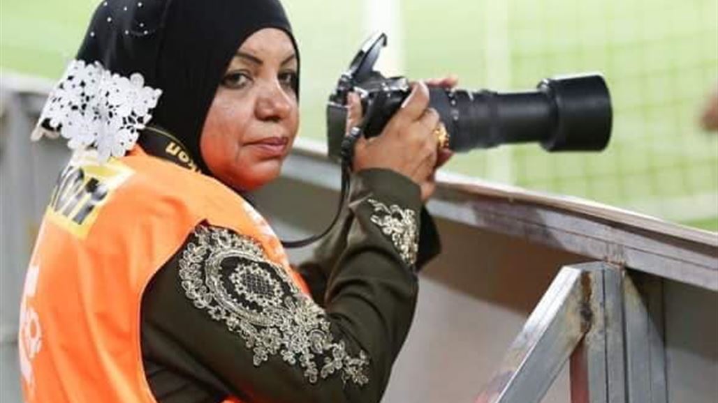 مصورة عراقية تجذب الانظار في ملعب كربلاء الدولي
