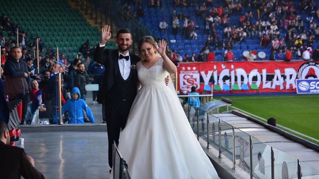 يُحب زوجته وكرة القدم.. مشجع يحتفل بزفافه في الملعب