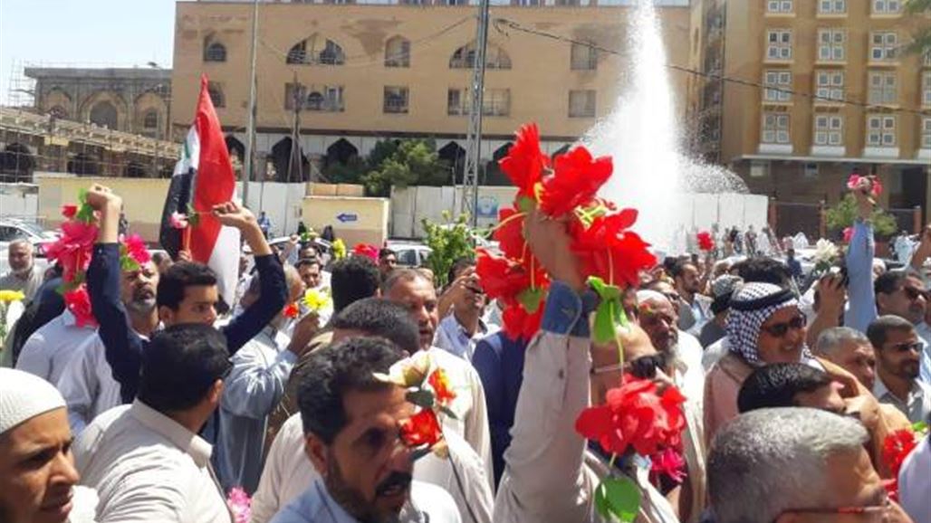 العشرات يتظاهرون امام القنصلية البحرينية في النجف