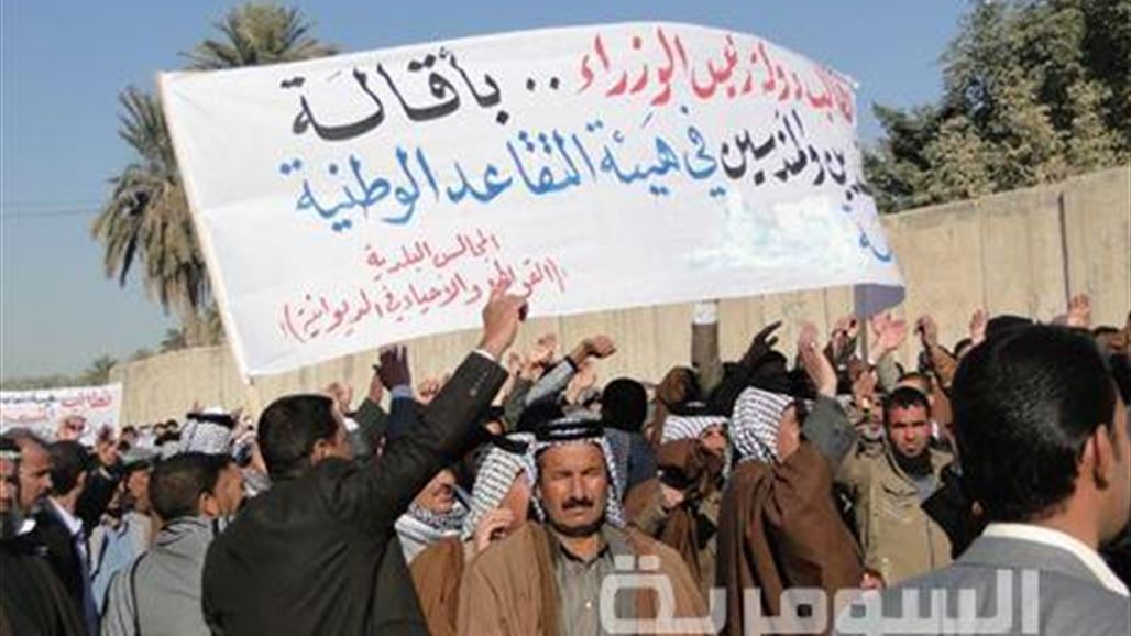 أعضاء المجالس المحلية بالديوانية يقطعون طريقا دوليا احتجاجا على عدم صرف رواتبهم