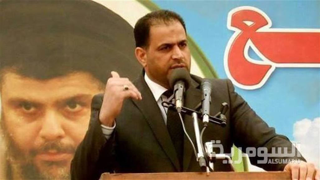 الصدر يطالب برفع صوره من العاصمة ويهدي محافظ بغداد بدلة عمل