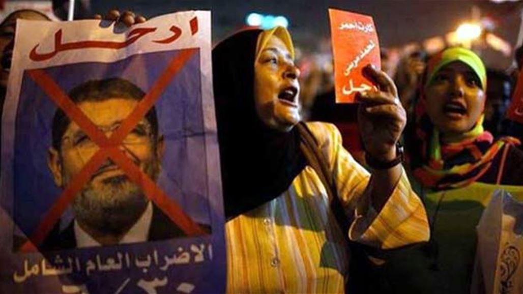 المتظاهرون في التحرير يرفعون البطاقات الحمراء للرئيس المصري