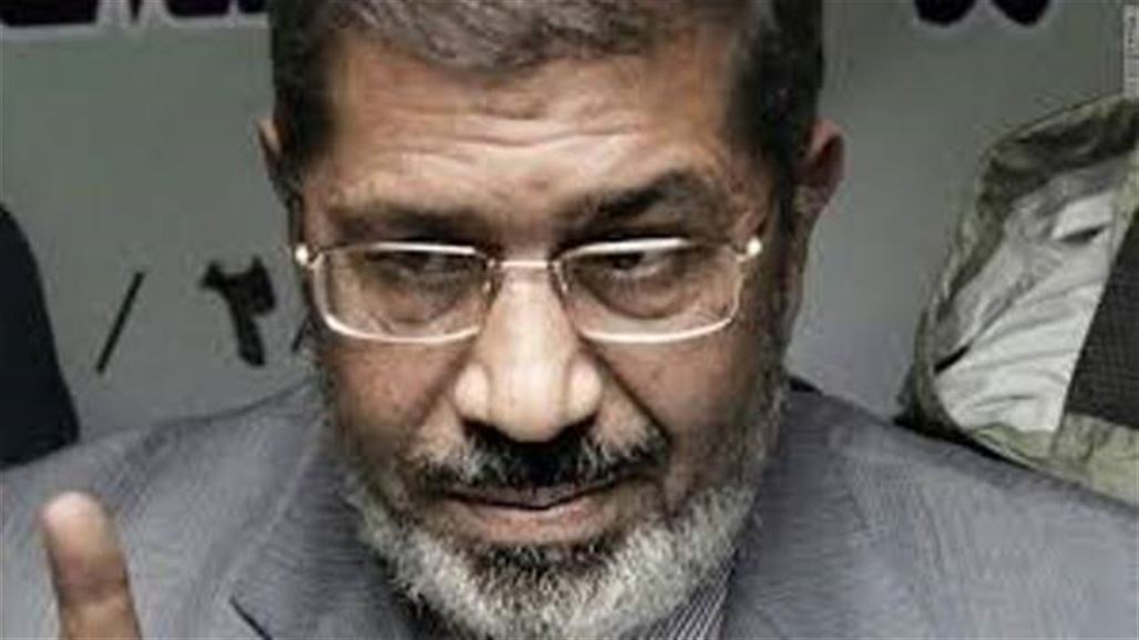 مرسي يوضع قيد الإقامة الجبرية ويمنع من السفر