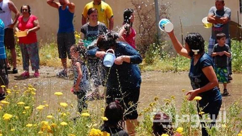 مسيحيون يحتفلون بعيد" نوسرديل" على الحدود التركية برش المياه على بعضهم