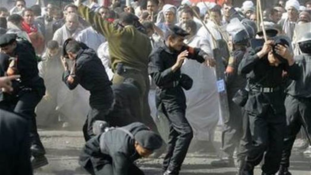الأمن المصري يقتحم مسجد الفتح ويطلق النار وقنابل الغاز