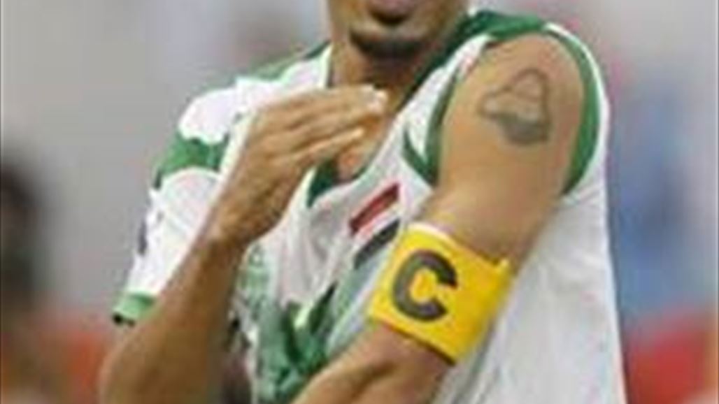 يونس محمود يطوي صفحة الطلبة ويرتدي قميص الأهلي السعودي