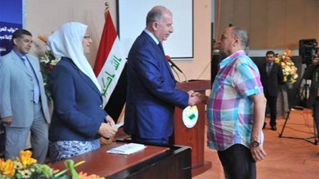 النجيفي يكرم لاعبي منتخبي العراق العسكري والشبابي الكرويين بثلاثة ملايين دينار