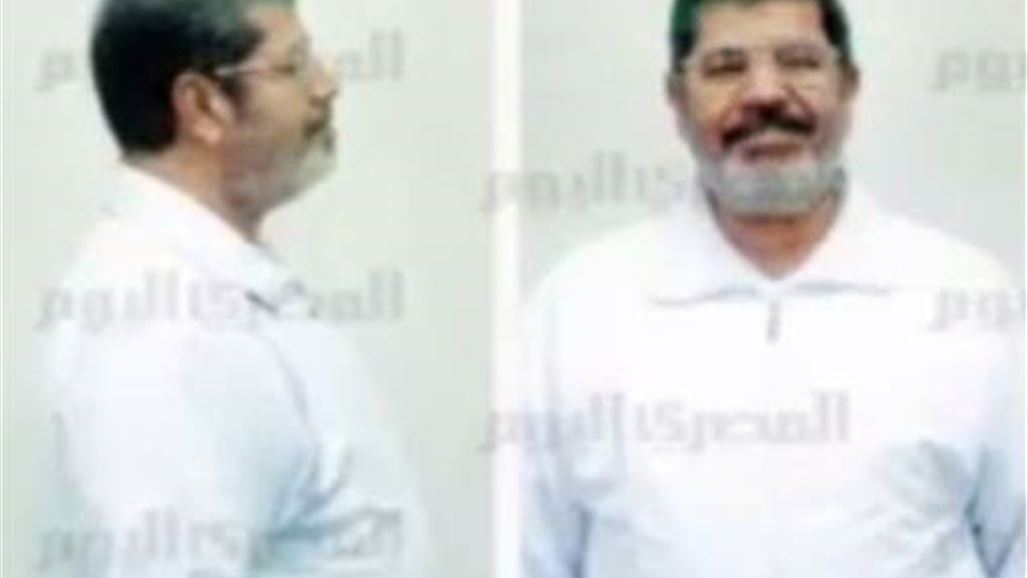 مرسي يظهر لاول مرة بملابس السجن البيضاء