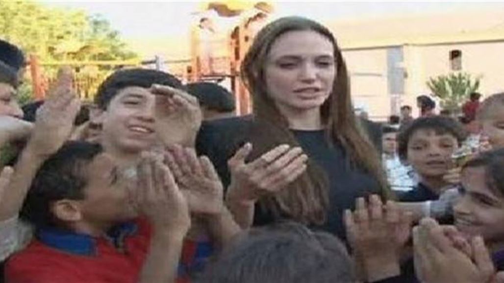أنجلينا جولي تحصل على جائزة عن أعمالها الانسانية