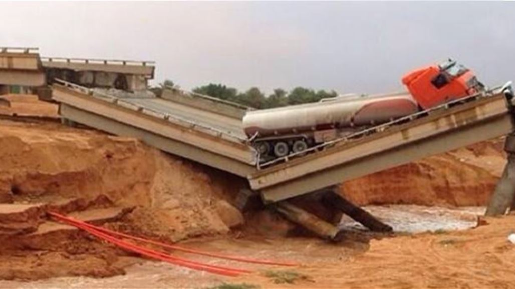 انهيار جسر حيوي في الرياض بموجة امطار تجتاح الخليج والعراق