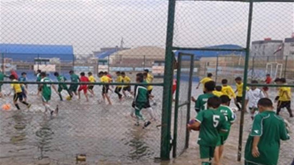 في "حفل مائي" مدرسة عموبابا توزع التجهيزات للاعبيها وتعتزم التظاهر بشان الملعب
