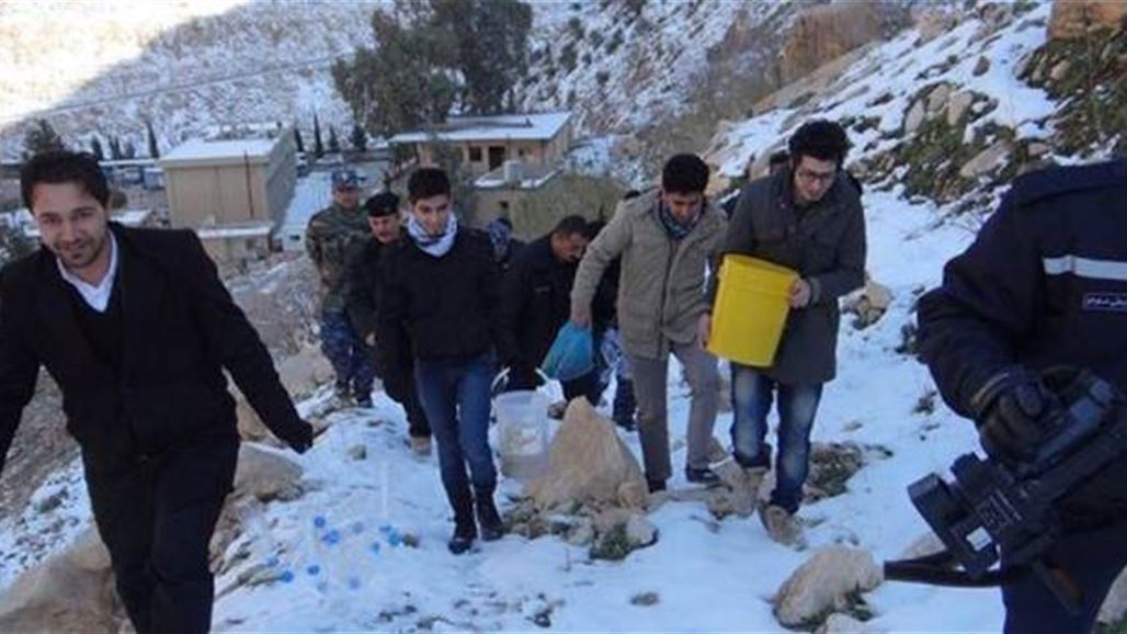 ناشطون بيئيون يطلقون حملة لرش الحبوب بالمناطق المغطاة بالثلوج في السليمانية