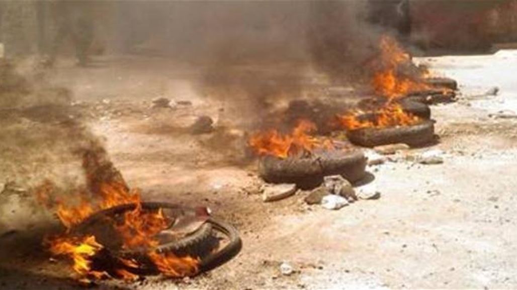 عشرات الطلاب بكركوك يتظاهرون للمطالبة بإبقاء عطلة السبت ويحرقون إطارات السيارات بالشوارع