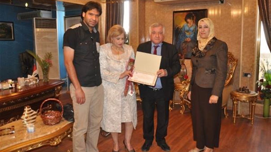 الثقافة تمنح الفنانة "ناهدة الرماح" شهادة تقديرية