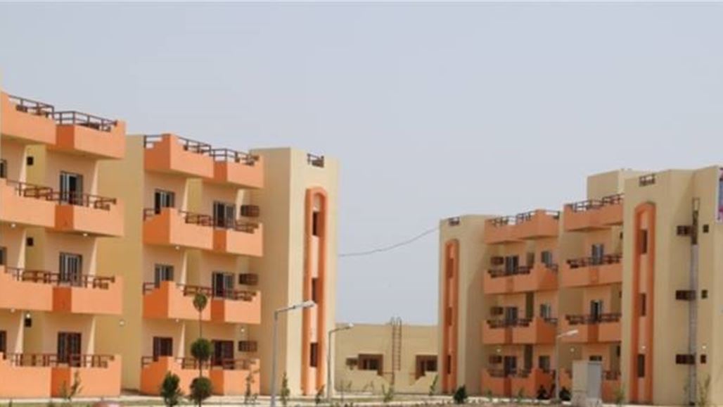 وزير الإعمار والإسكان يوزع مفاتيح وسندات شقق سكنية بمحافظة الديوانية