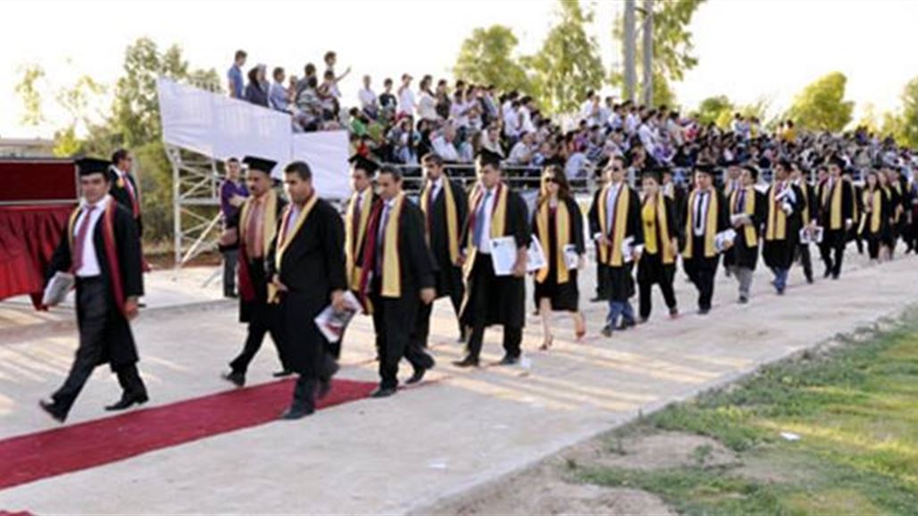 ممول فضائية "يمُنَّ" بالرواتب لخريجين عاطلين ويعدهم بوظائف لـ"شراء" أصواتهم