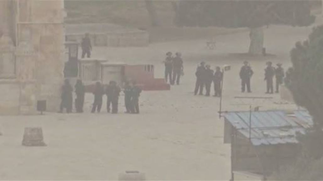 الشرطة الإسرائيلية تقتحم المسجد الأقصى وتطلق قنابل صوتية داخل الحرم