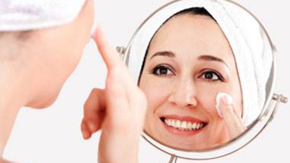 8 وصفات طبيعية تغنيك عن طبيب التجميل