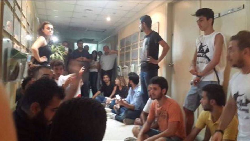 بالفيديو... ناشطون من "طلعت ريحتكم" يعتصمون داخل مبنى وزارة البيئة في لبنان