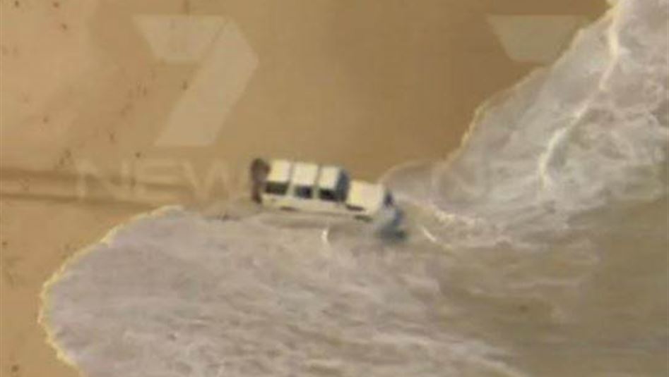 هرب من الشرطة نحو المحيط.... بسيارته