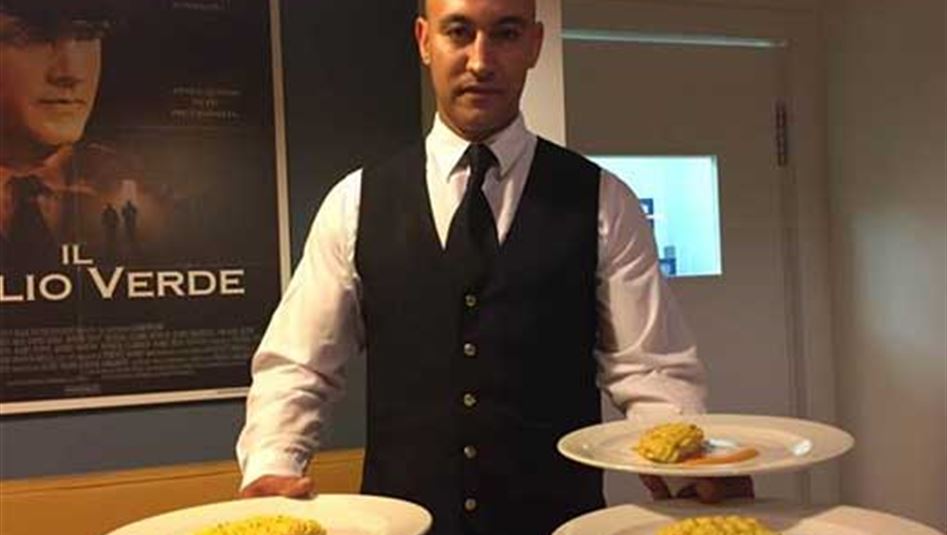 مطعم مفتوح للزبائن بخدمة تسعة سجناء