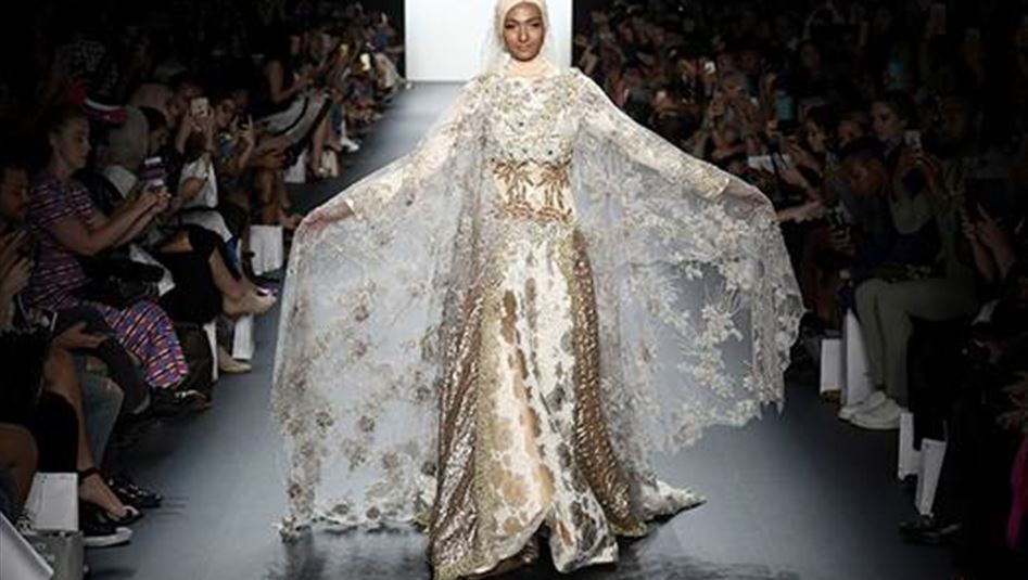 بالصّور: مصمّمة مسلمة تقلب المقاييس بأسبوع الموضة في نيويورك!