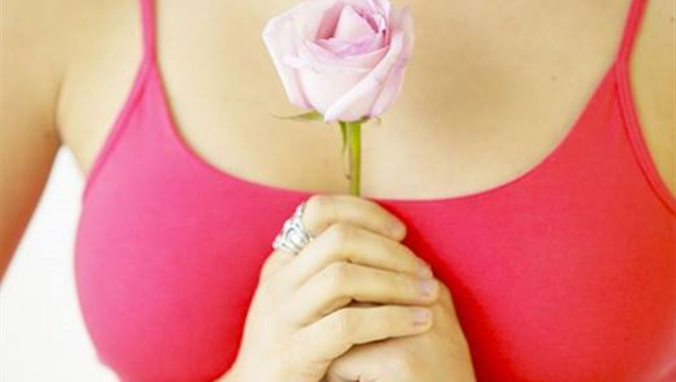 4 علامات بسيطة لا تعرفينها تدلّ على الإصابة بسرطان الثدي