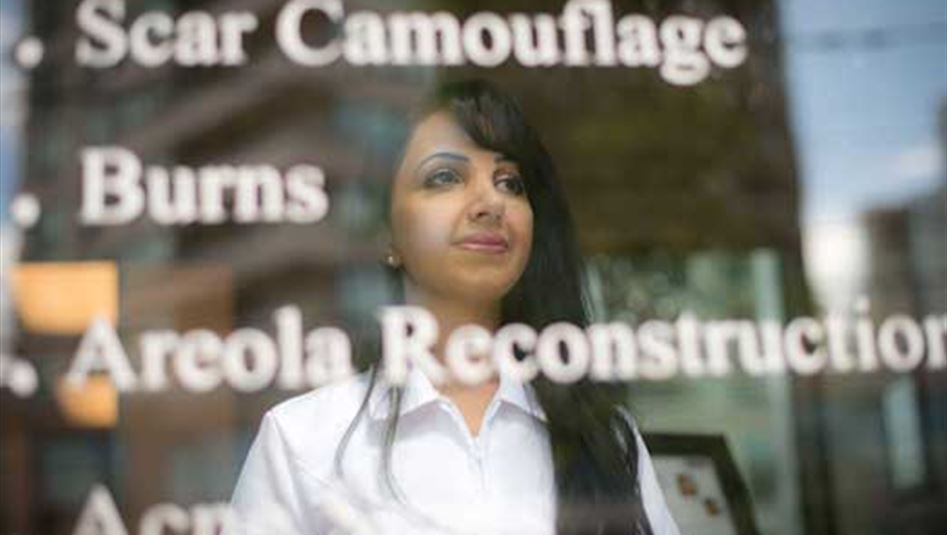 العراقية بسمة تعيد الابتسامة الى النساء المشوهات بعد طفولة معذبة