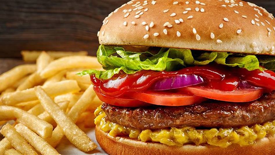 احذروا تناول هذه المشروبات مع "البرغر"!