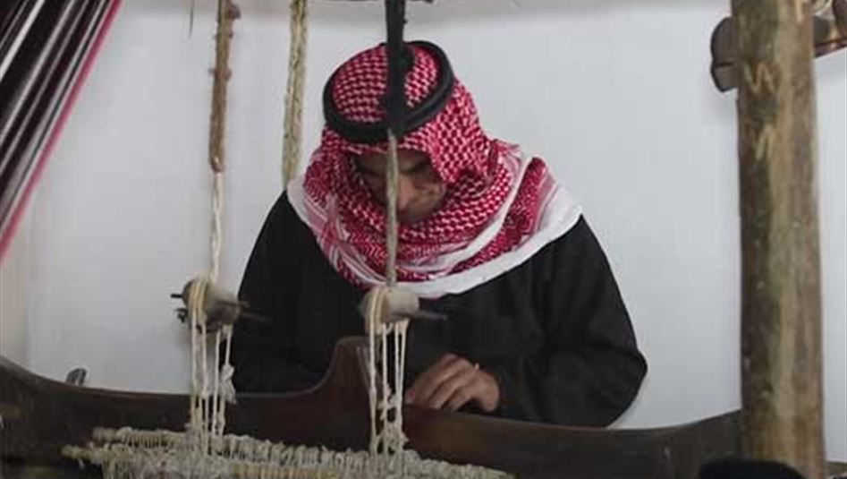 بالفيديو: زكريا ينسج السجاد للكنيسة والجامع متحديا ارهاب داعش!