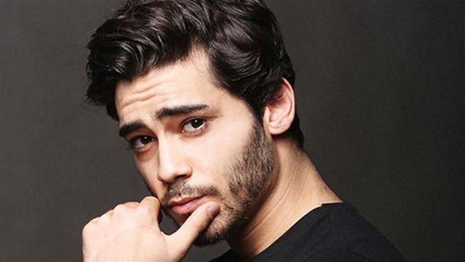 بالصورة: فتاة عربية تعرض الزواج على ممثل تركي بطريقة غريبة